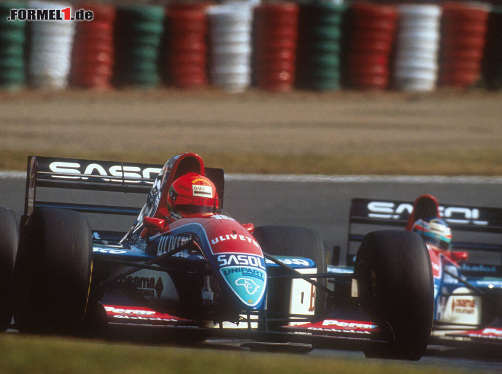 Foto zur News: Eddie Irvine vor Rubens Barrichello in Suzuka 1993
