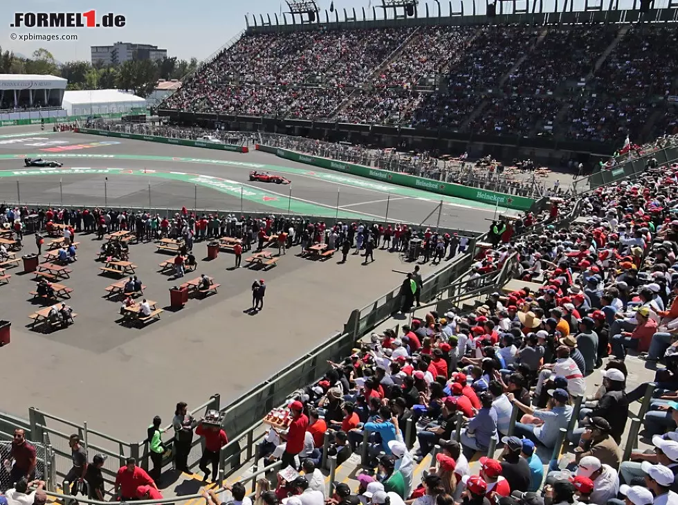 Foto zur News: Sebastian Vettel, Lewis Hamilton