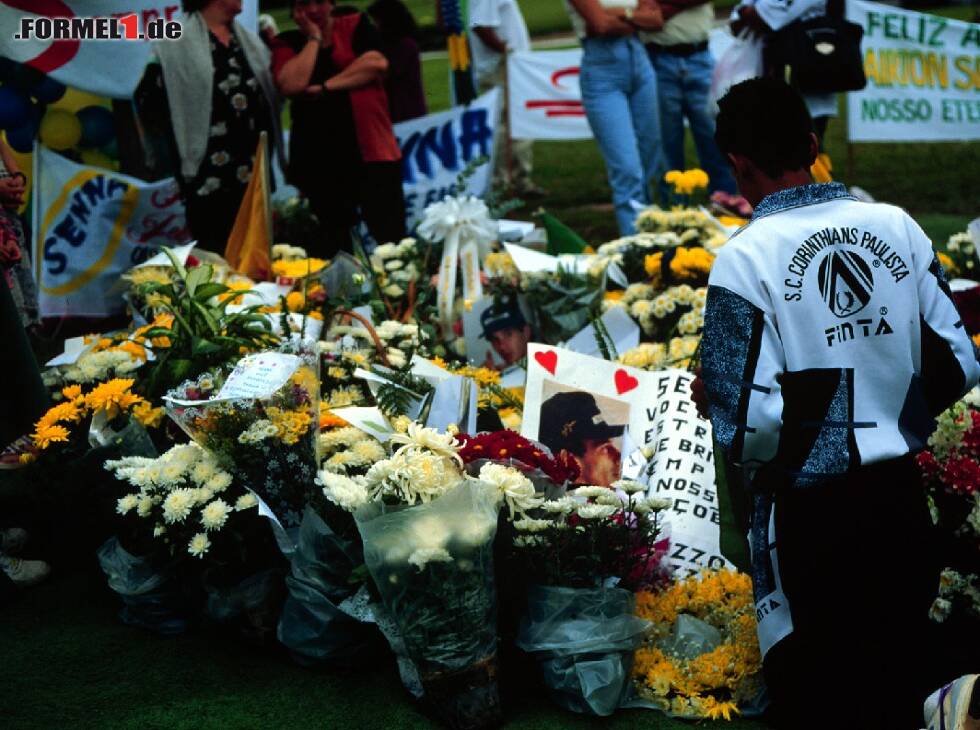 Foto zur News: Blumen Grab Senna