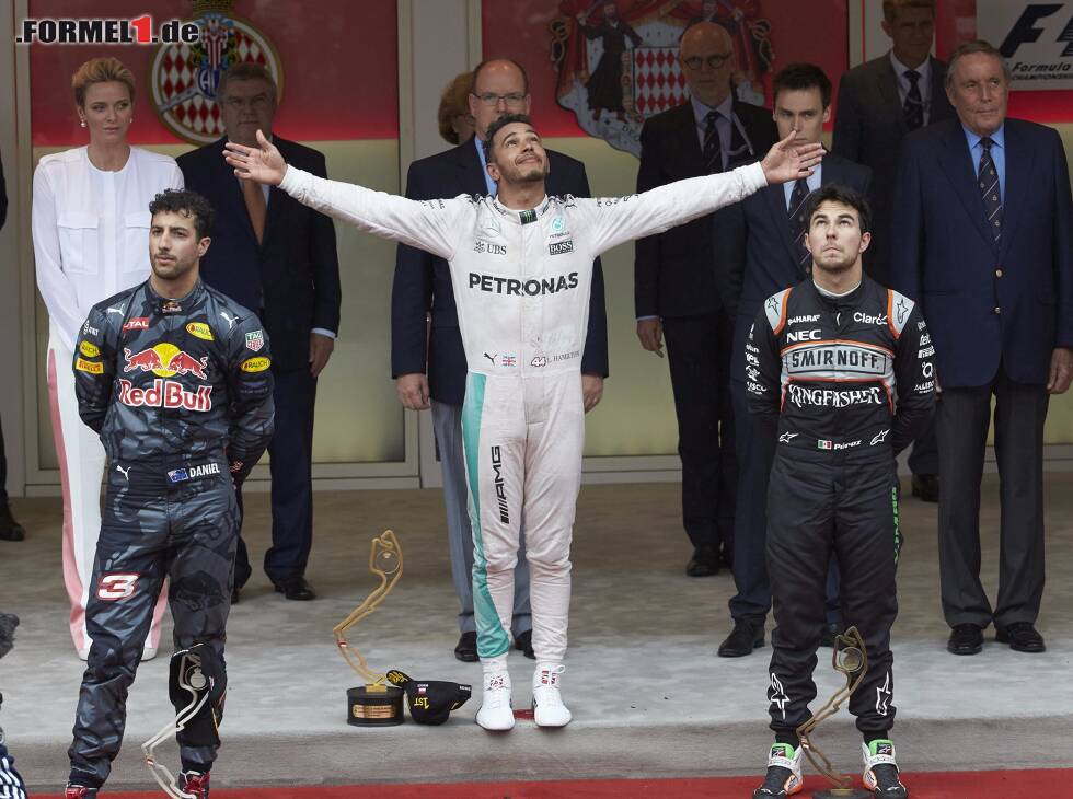 Foto zur News: Daniel Ricciardo, Lewis Hamilton, Sergio Perez