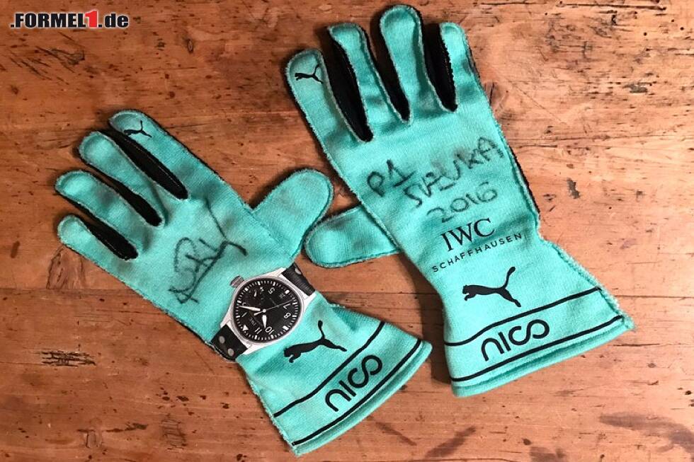 Foto zur News: Nico Rosbergs getragene und handsignierte Renn-Handschuhe vom Grand Prix in Suzuka 2016
