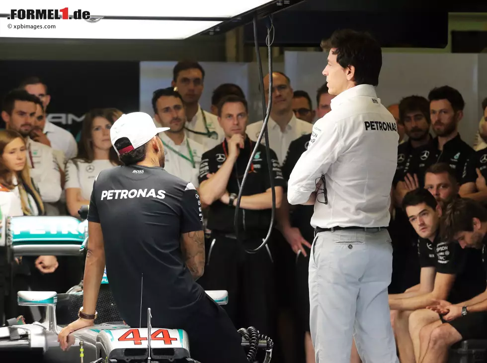 Foto zur News: Lewis Hamilton, Toto Wolff, Nico Rosberg
