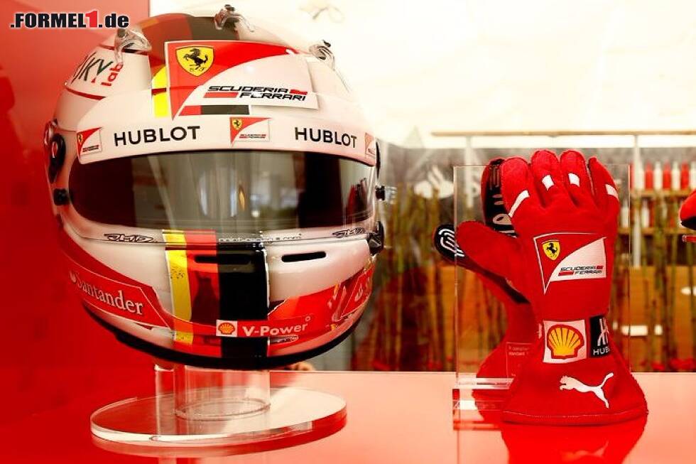 Foto zur News: Helm, Handschuhe von Sebastian Vettel
