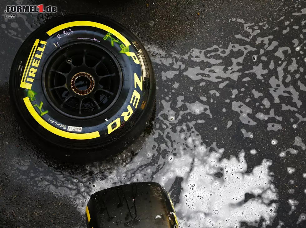 Foto zur News: Pirelli-Reifen wird gewaschen