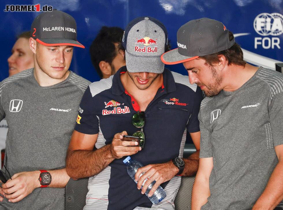 Foto zur News: Stoffel Vandoorne, Carlos Sainz, Fernando Alonso
