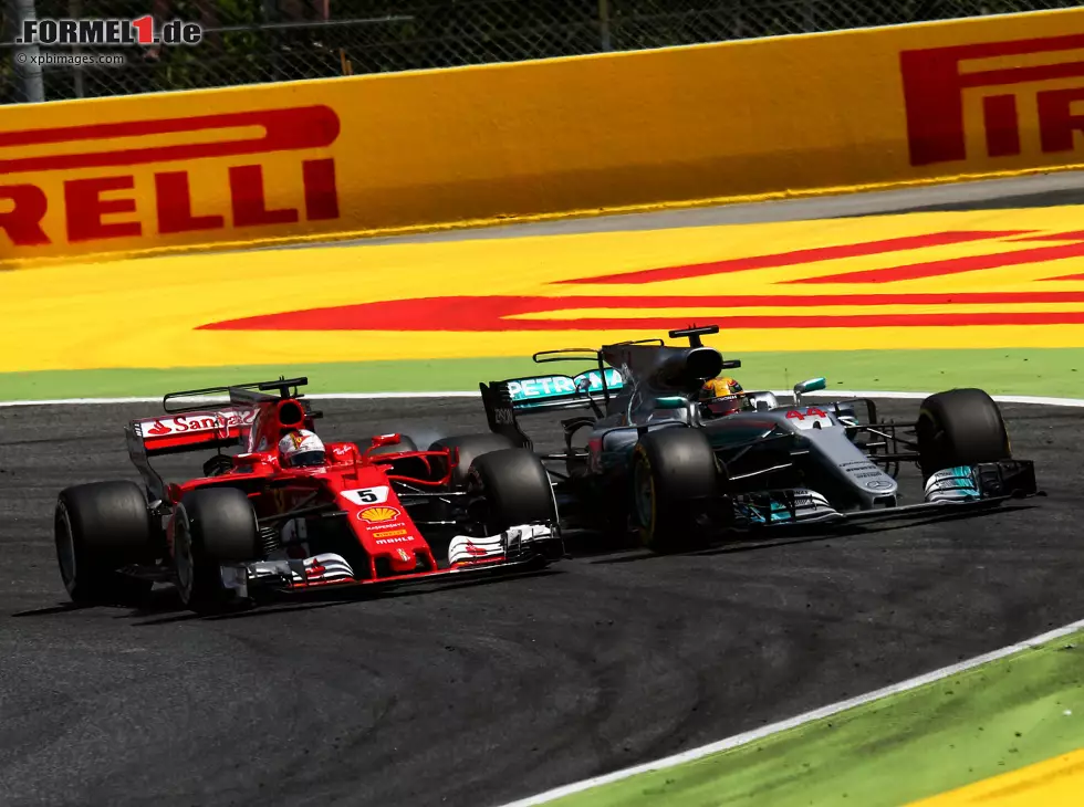 Sebastian Vettel, Lewis Hamilton Foto zur News: Sebastian Vettel, Lewis Hamilton