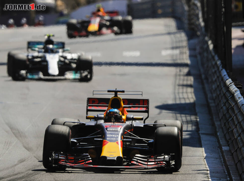 Foto zur News: Daniel Ricciardo, Valtteri Bottas
