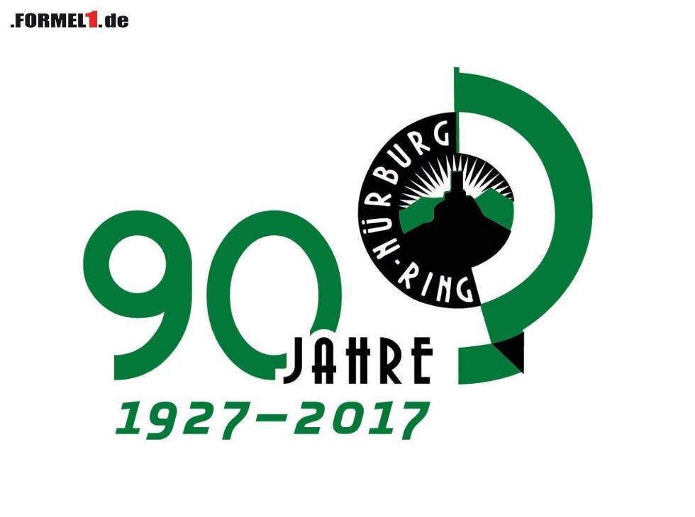Foto zur News: Das Jubiläumslogo des Nürburgrings ist derzeit in vielen Orten rund um den Nürburgring zu sehen, und auch an der Strecke begrüßt es die Besucher von zahlreichen Fahnen. Es greift das historische Logo der Eifelrennstrecke auf.