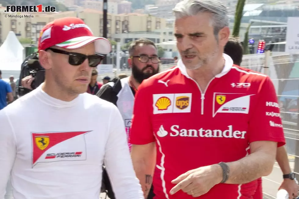 Maurizio Arrivabene, Sebastian Vettel Foto zur News: Maurizio Arrivabene, Sebastian Vettel