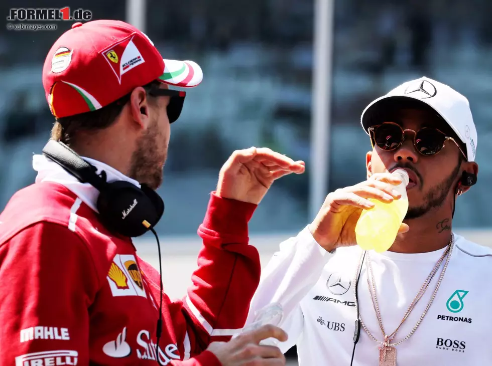 Foto zur News: Sebastian Vettel, Lewis Hamilton