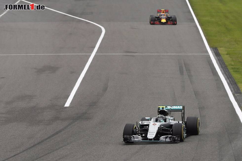 Foto zur News: Nico Rosberg, Max Verstappen