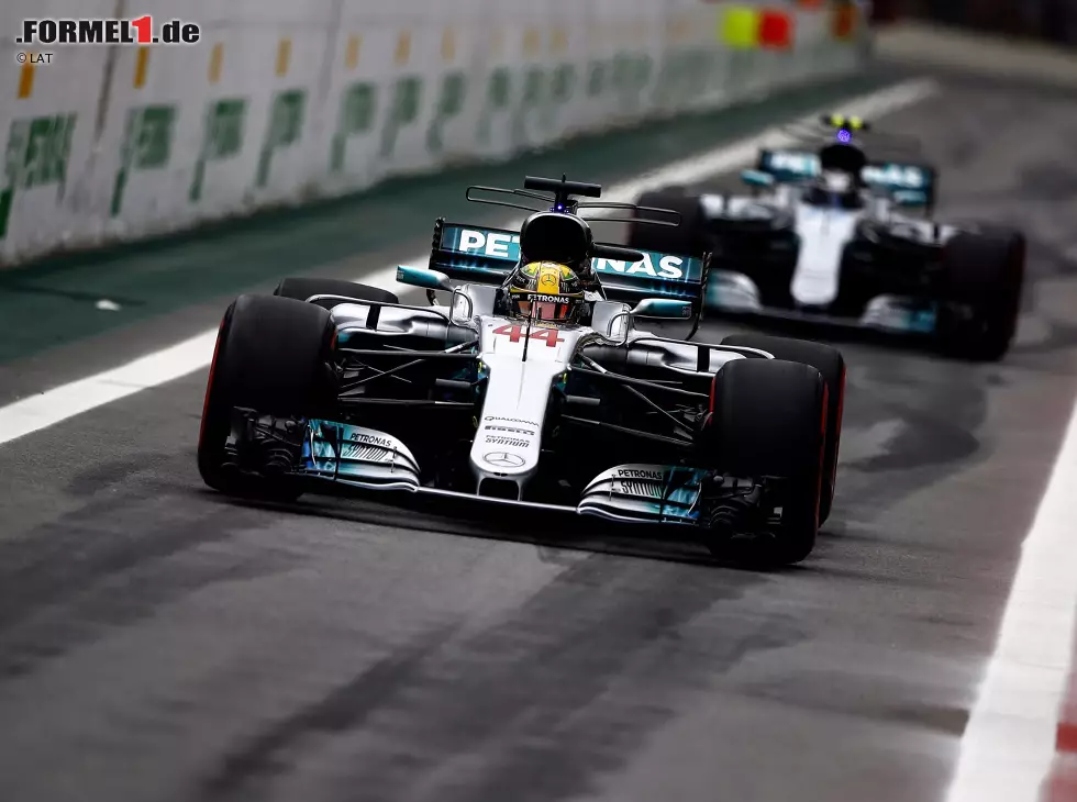 Foto zur News: Lewis Hamilton, Valtteri Bottas