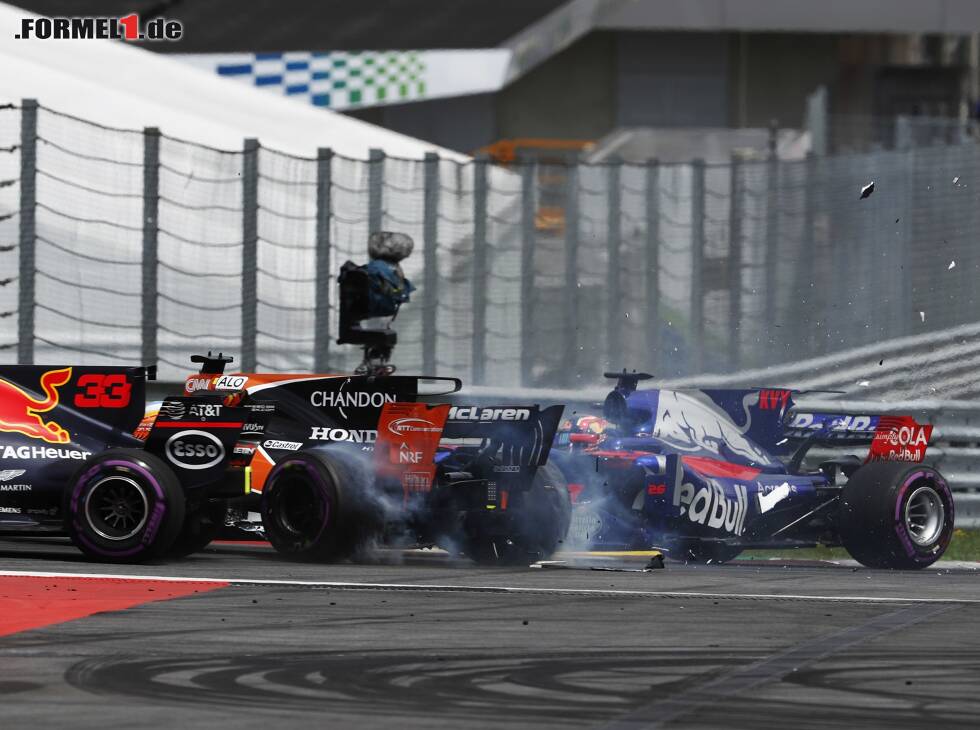 Foto zur News: Daniil Kwjat, Fernando Alonso