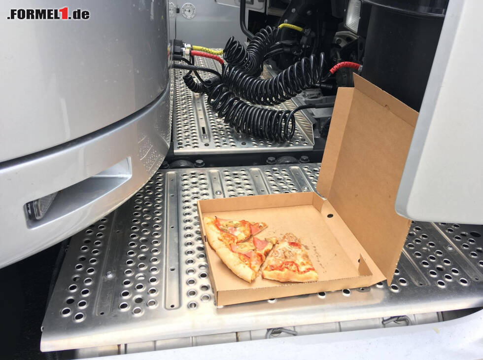 Foto zur News: Pizza gibt&#039;s an der Raststation, um keine Zeit zu verlieren