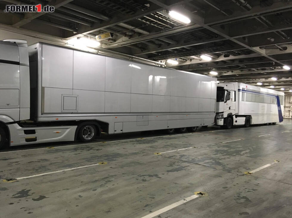 Foto zur News: Mercedes-LKWs auf der Fähre von Calais nach Dover