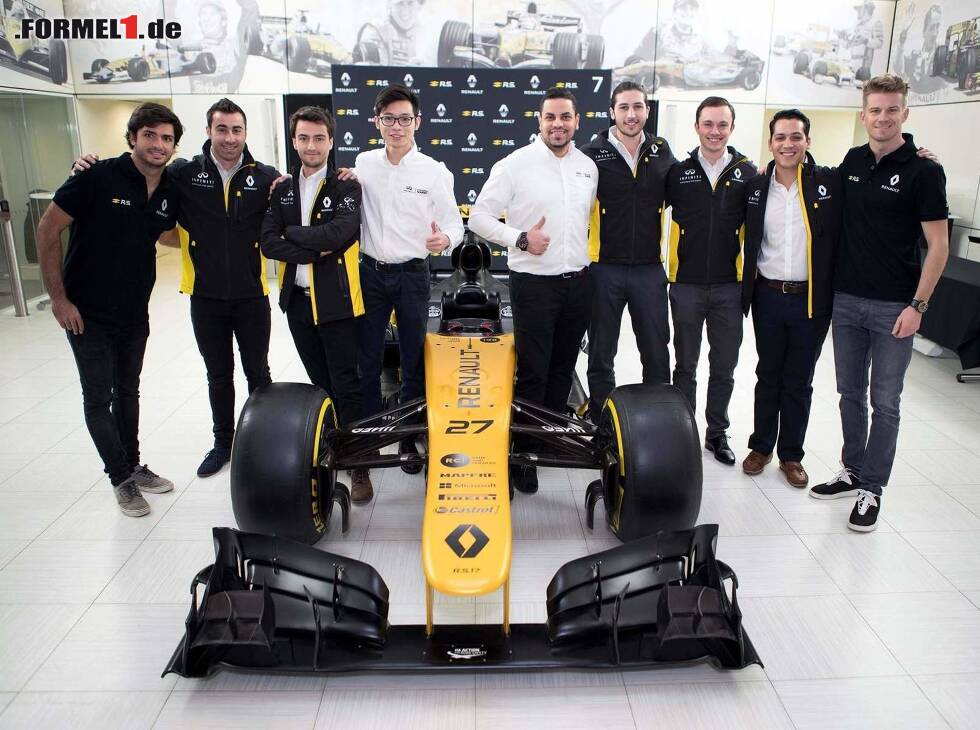 Foto zur News: Renault Sport Formula One Team Fahrer Nico Hülkenberg und Carlos Sainz mit den Gewinnern der INFINITI Engineering Academy 2017