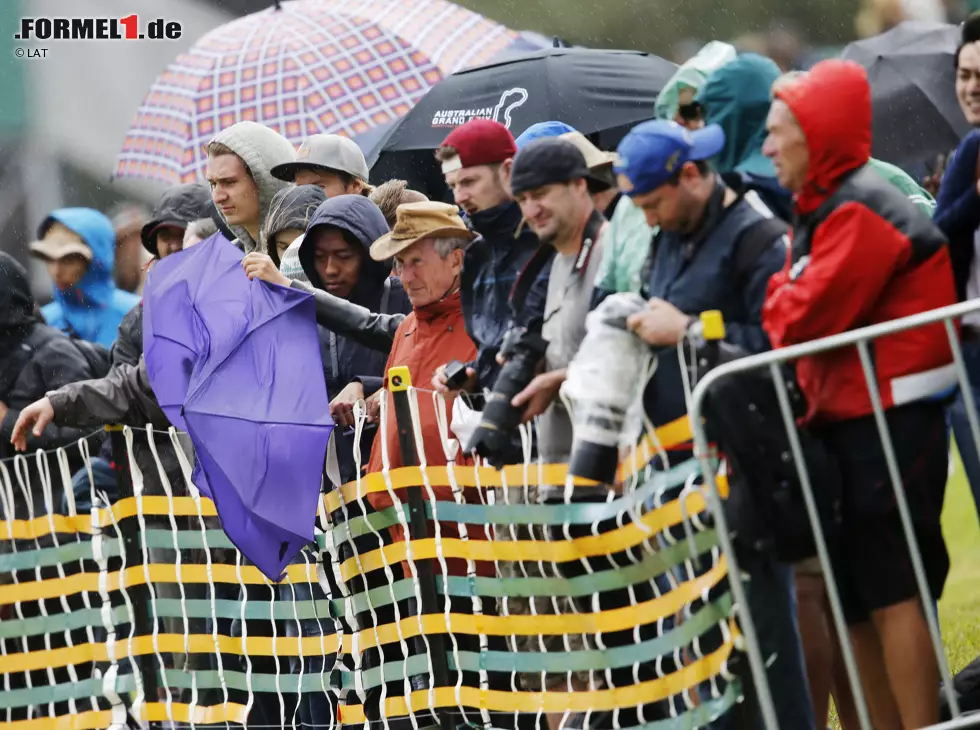 Foto zur News: Formel-1-Fans in Melbourne im Regen