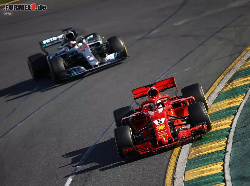 Foto zur News: Sebastian Vettel, Lewis Hamilton