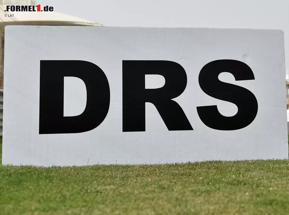 Foto zur News: DRS-Hinweisschild beim Grand Prix von Bahrain 2018