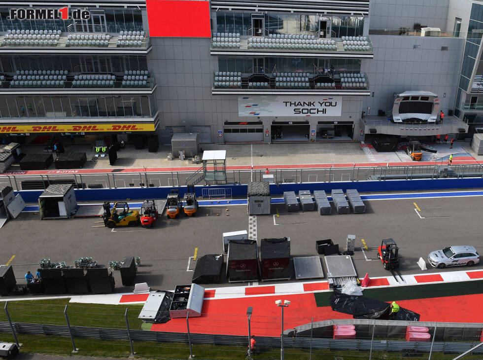 Foto zur News: Formel-1-Fracht auf dem Sochi Autodrom