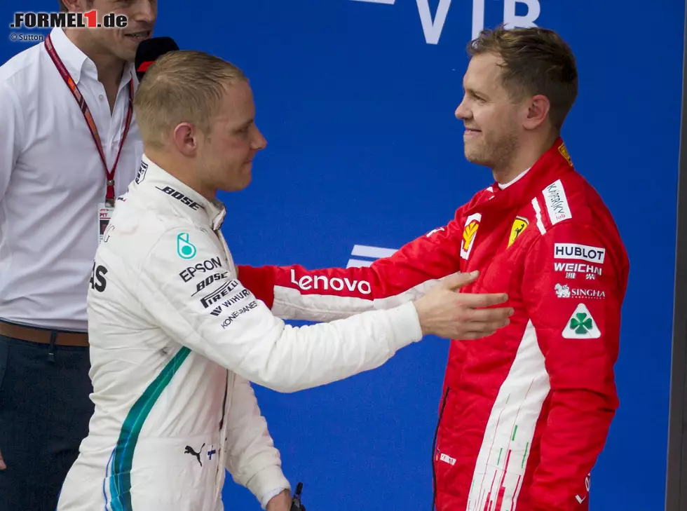 Foto zur News: Valtteri Bottas, Sebastian Vettel