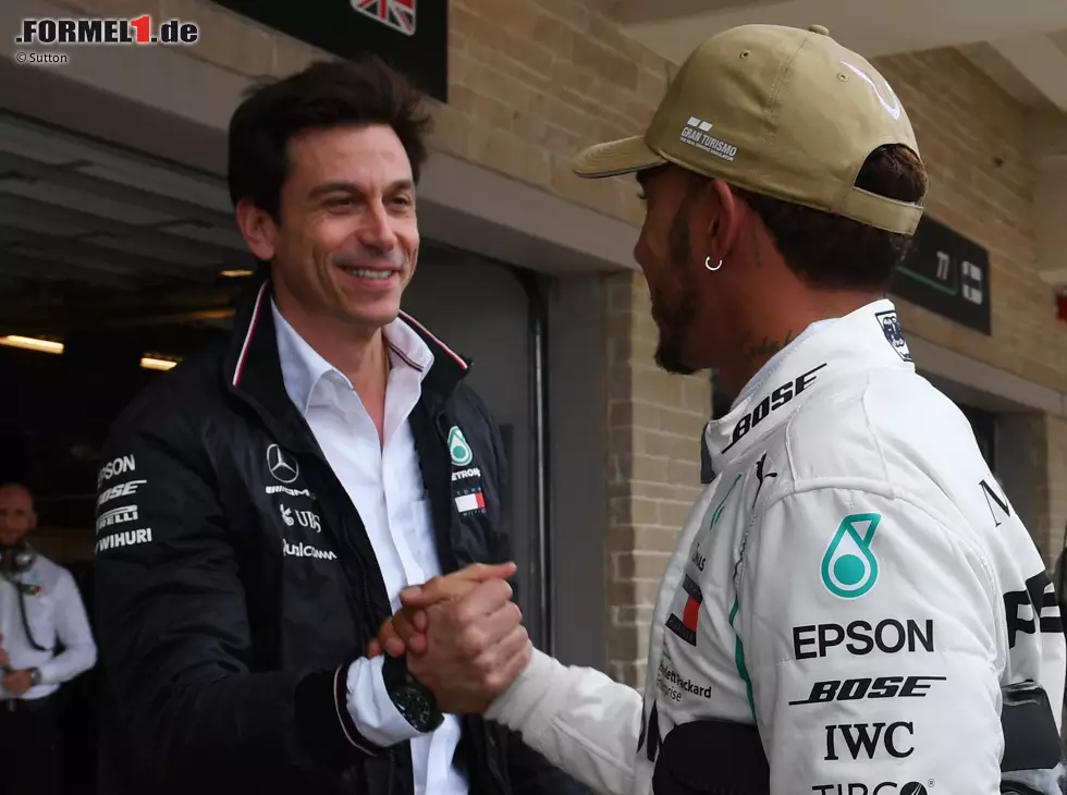 Foto zur News: Lewis Hamilton, Toto Wolff
