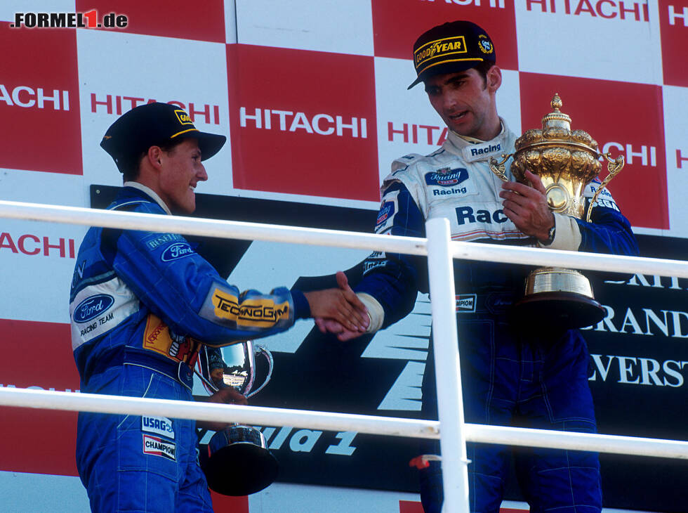 Foto zur News: Michael Schumacher und Damon Hill auf dem Podium in Silverstone 1994