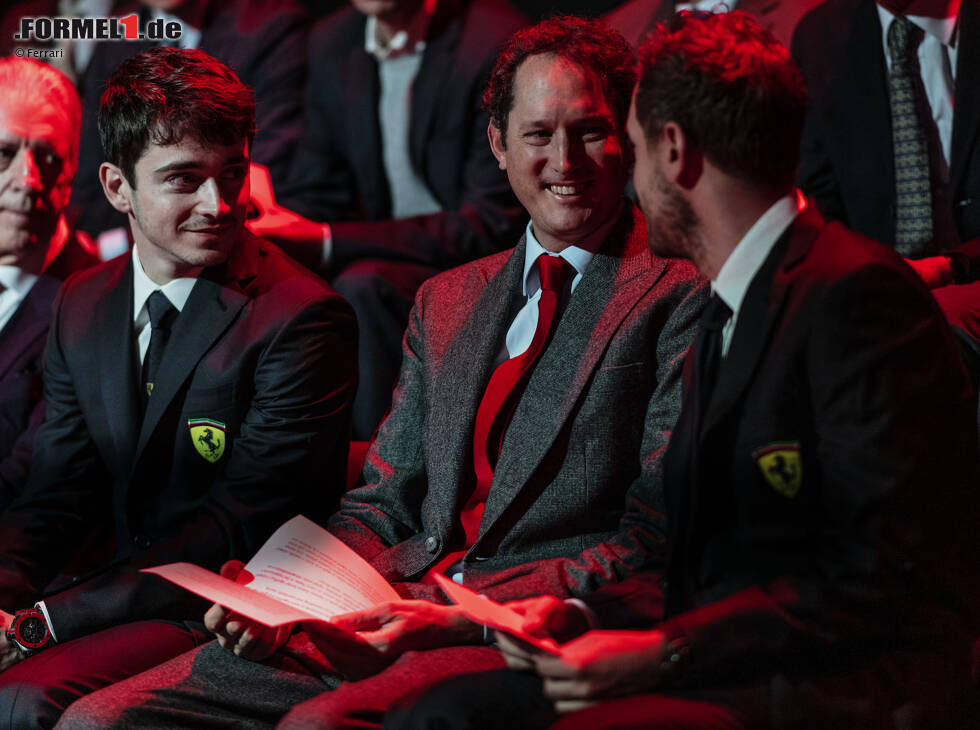 Foto zur News: Charles Leclerc, John Elkann, Sebastian Vettel