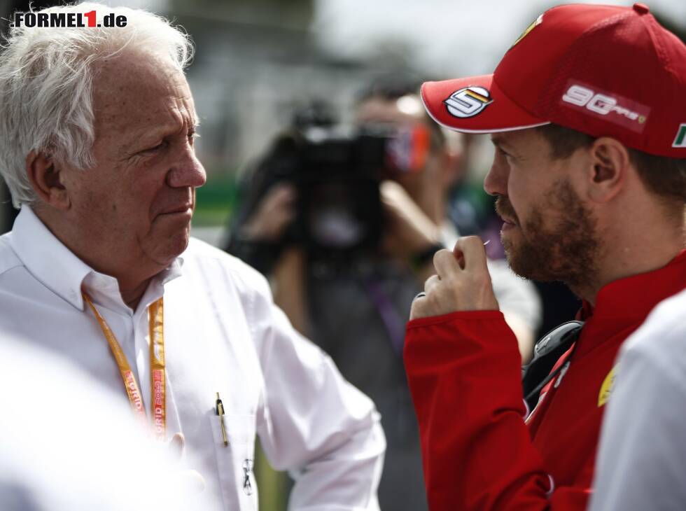 Foto zur News: Charlie Whiting, Sebastian Vettel