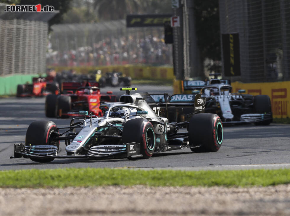 Foto zur News: Valtteri Bottas, Lewis Hamilton, Sebastian Vettel