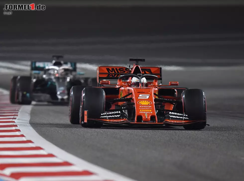 Foto zur News: Sebastian Vettel, Lewis Hamilton