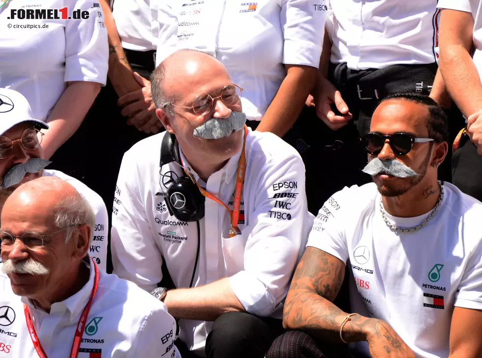 Dieter Zetsche, Lewis Hamilton Foto zur News: Dieter Zetsche, Lewis Hamilton
