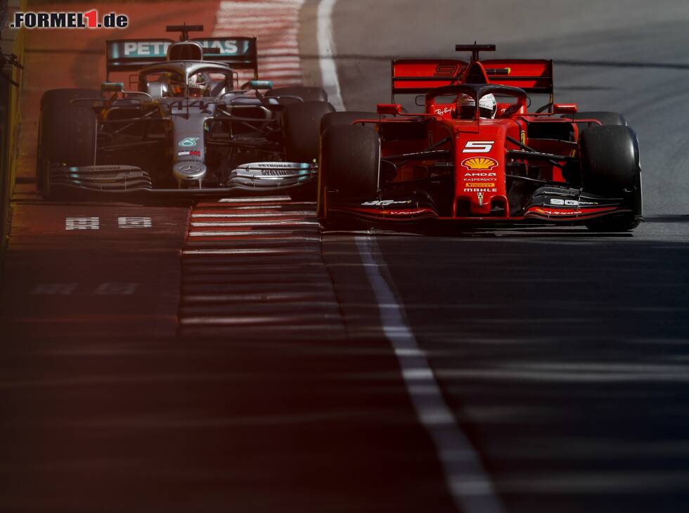 Foto zur News: Sebastian Vettel, Lewis Hamilton, Strafe