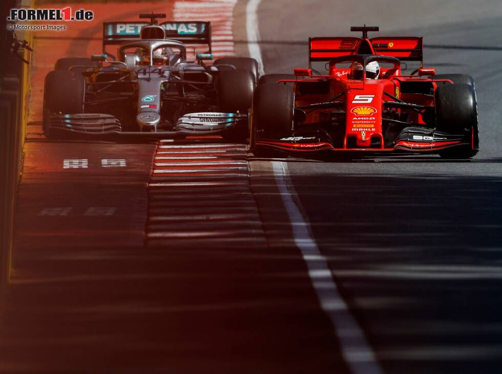 Foto zur News: Sebastian Vettel, Lewis Hamilton