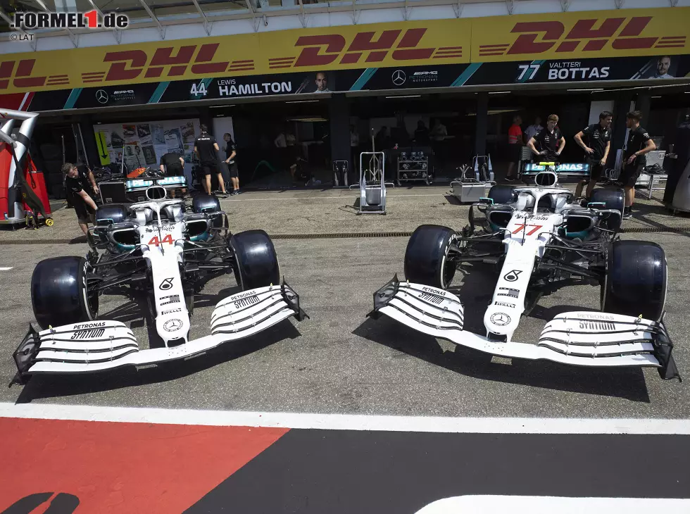 Foto zur News: Lewis Hamilton, Valtteri Bottas
