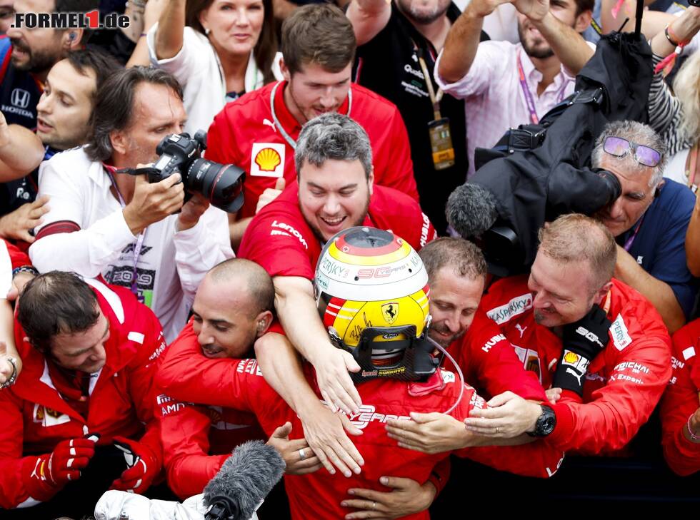 Foto zur News: Sebastian Vettel, Ferrari-Mechaniker