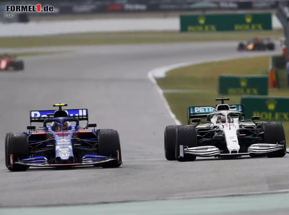 Foto zur News: Alexander Albon, Lewis Hamilton