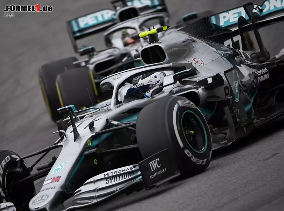 Foto zur News: Valtteri Bottas, Lewis Hamilton