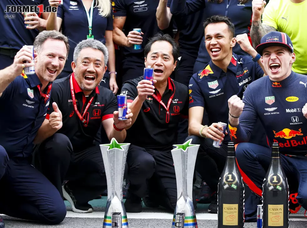 Foto zur News: Christian Horner, Alexander Albon, Max Verstappen