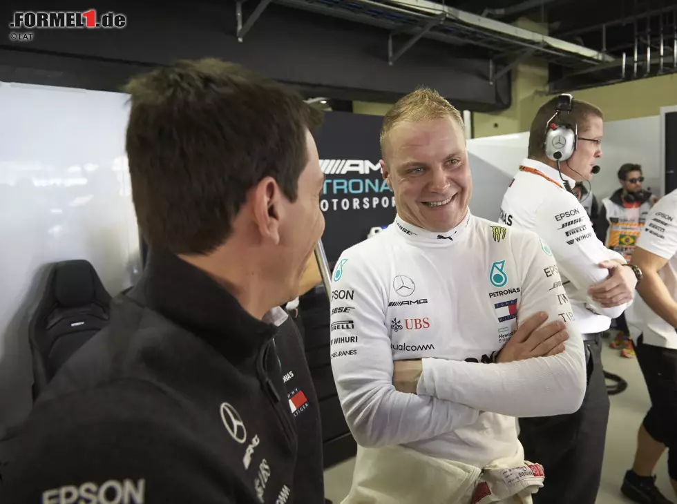Foto zur News: Toto Wolff, Valtteri Bottas