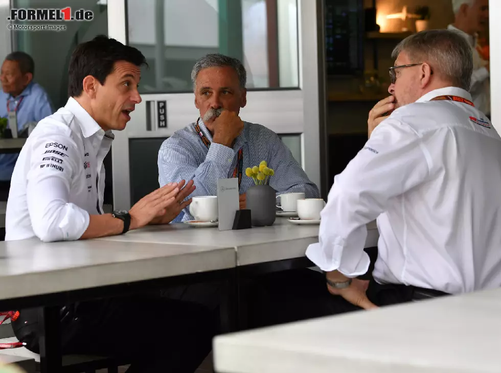 Foto zur News: Ross Brawn, Toto Wolff, Chase Carey