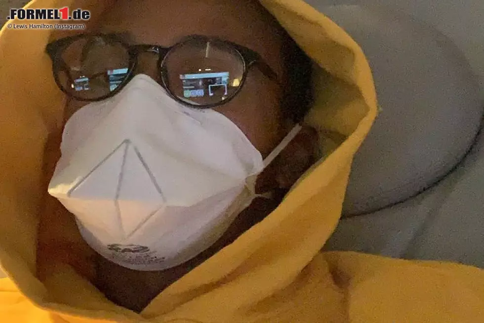 Lewis Hamilton trägt auf dem Flug nach Australien eine Corona-Schutzmaske Foto zur News: Lewis Hamilton trägt auf dem Flug nach Australien eine Corona-Schutzmaske