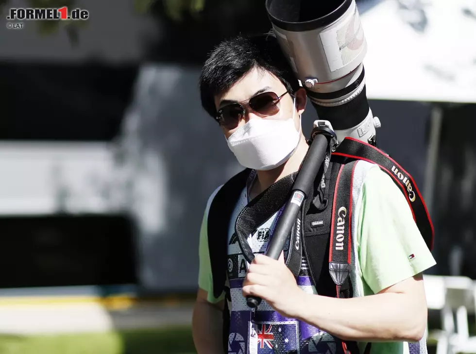 Foto zur News: Fotograf mit Gesichtsmaske