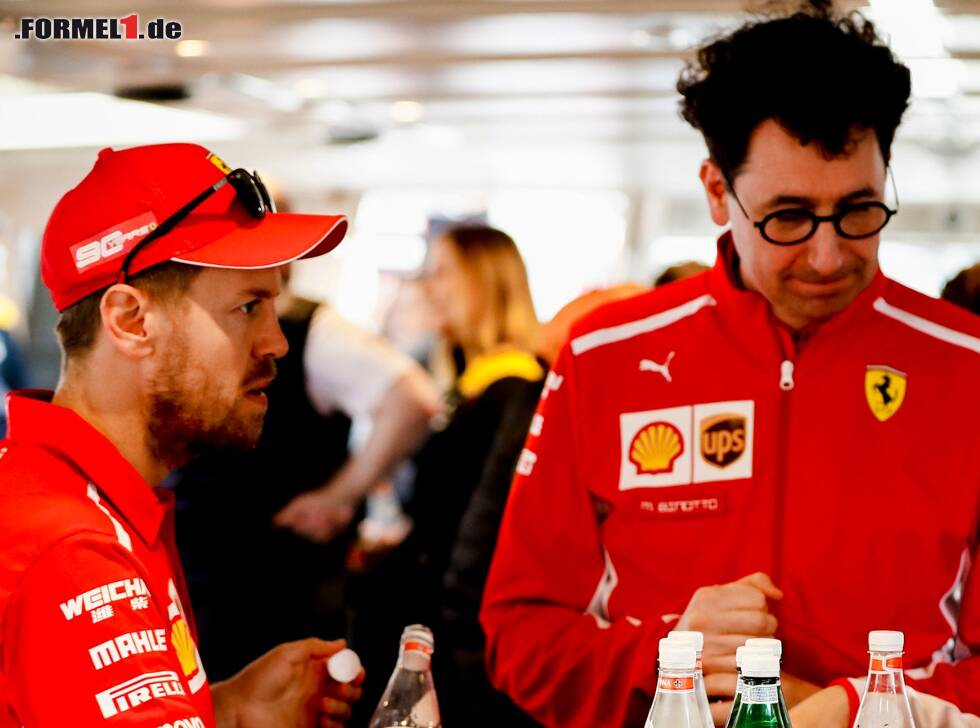 Foto zur News: Sebastian Vettel, Mattia Binotto, Charles Leclerc