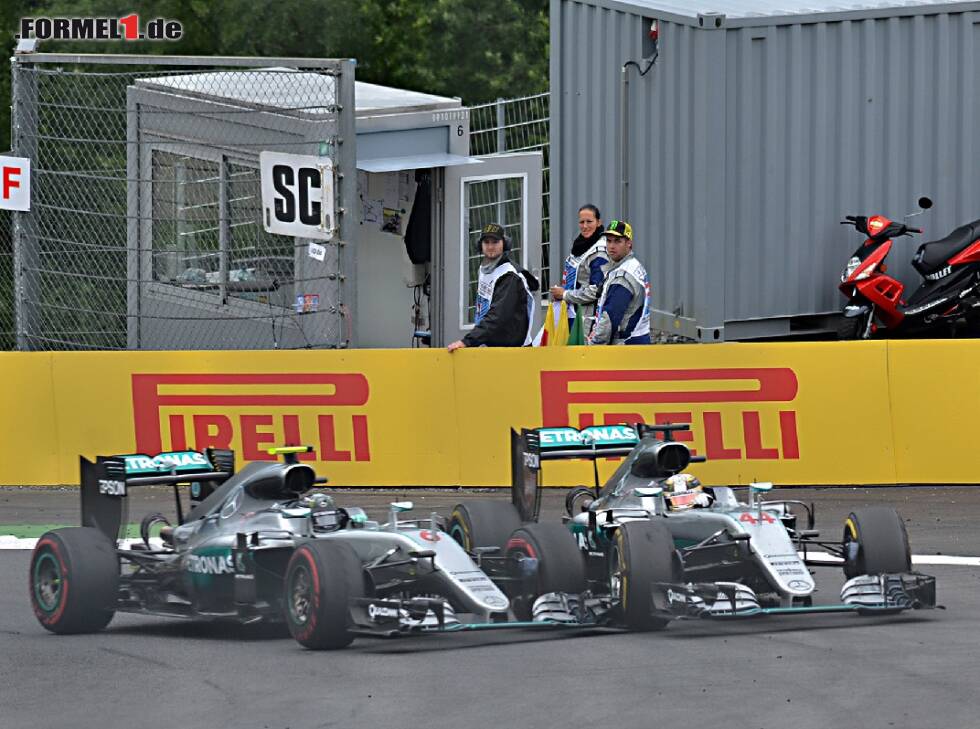 Foto zur News: Nico Rosberg kollidiert mit Lewis Hamilton