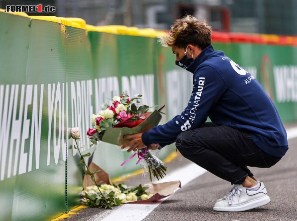 Foto zur News: Pierre Gasly legt Blumen nieder am Unfallort von Anthoine Hubert in Spa