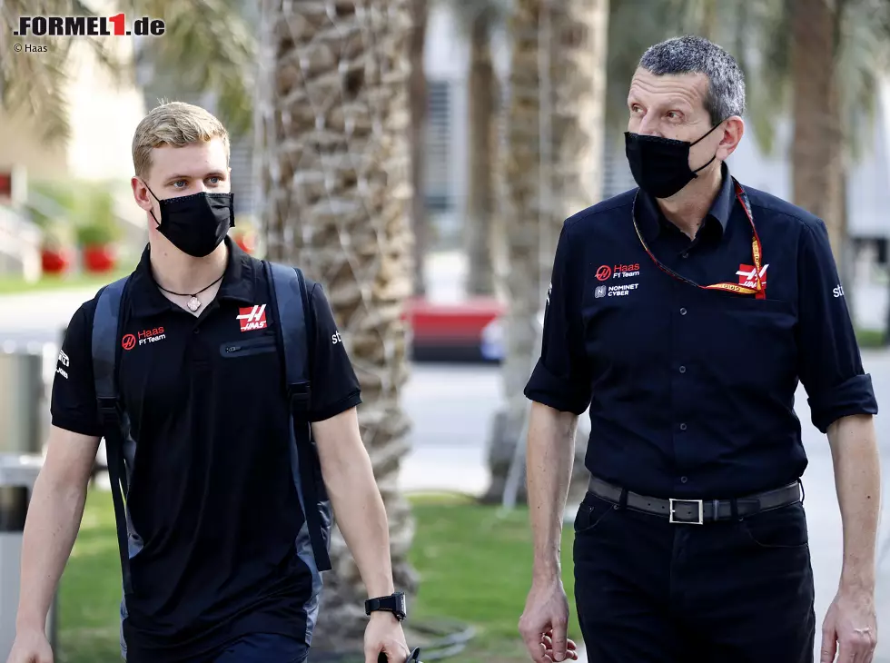 Foto zur News: Mick Schumacher und Günther Steiner
