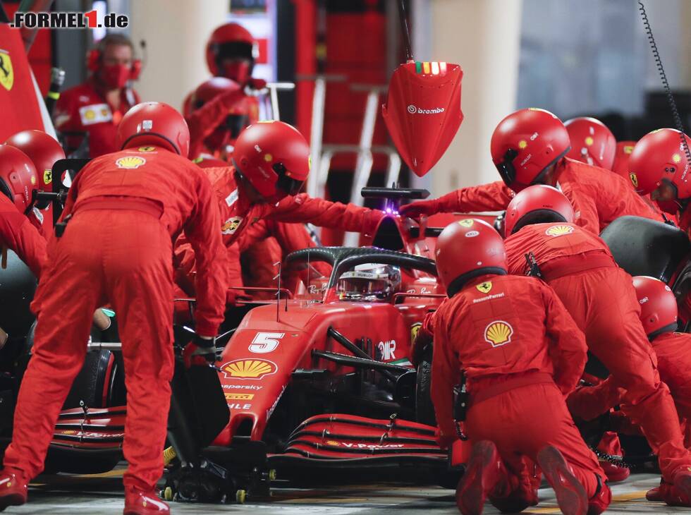 Foto zur News: Sebastian Vettel, Boxenstopp mit Mechanikern