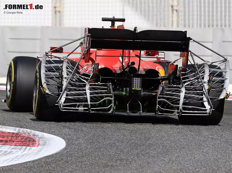 Foto zur News: Ein Formel-1-Ferrari bei Testfahrten mit Sensoren am Heckflügel