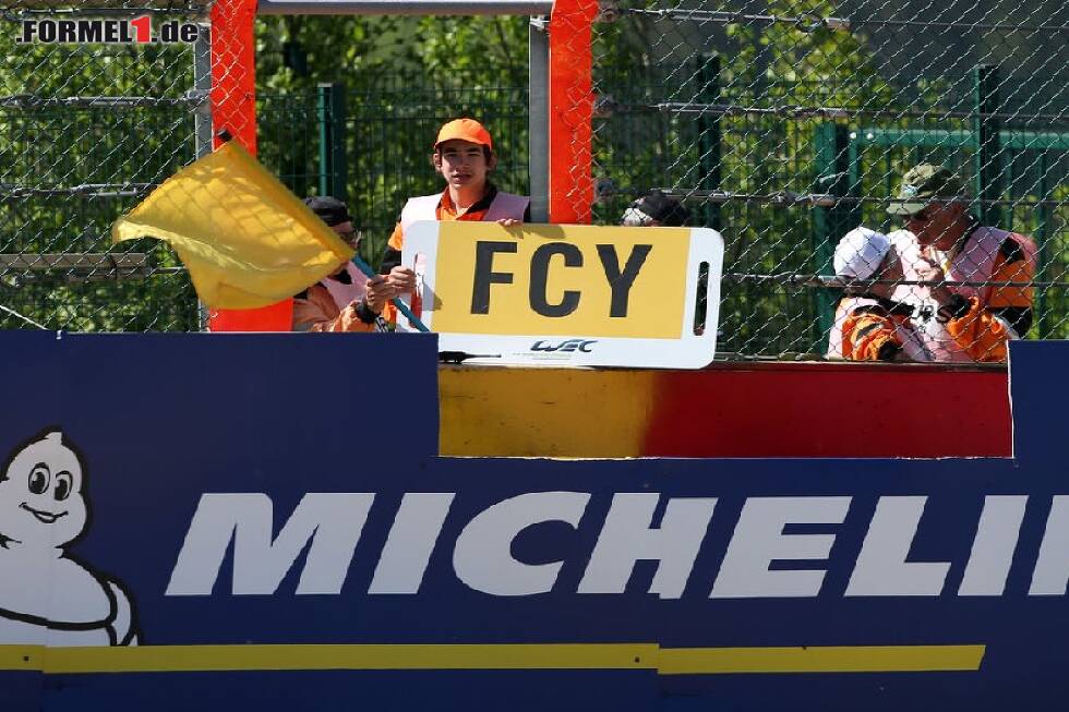 Foto zur News: Streckenposten, Sportwart, FCY, Full-Course-Yellow, Gelbe Flagge
